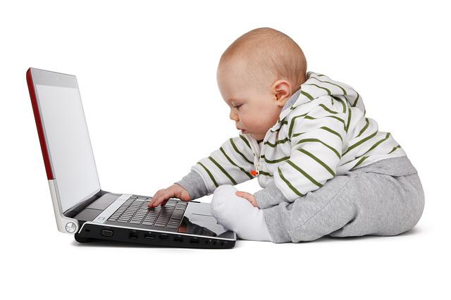 dítě s laptopem